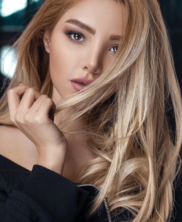 Model with light hair and hair extensions